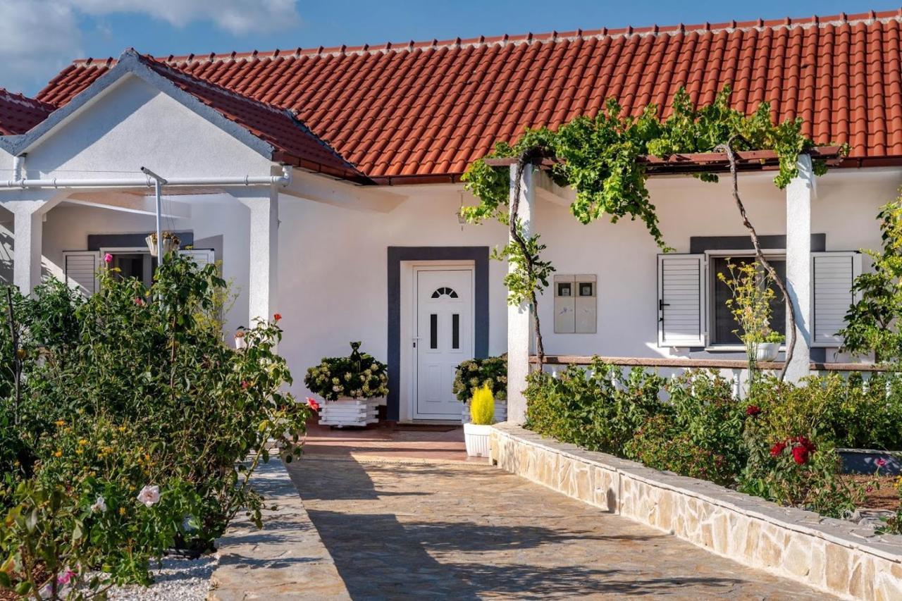 Villa House Camellia With Fenced Pool And Playground Blizna Donja Exterior foto